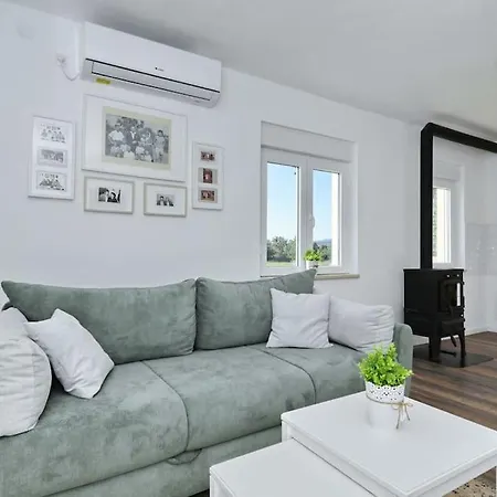 House Aurora Borealis Ervenik