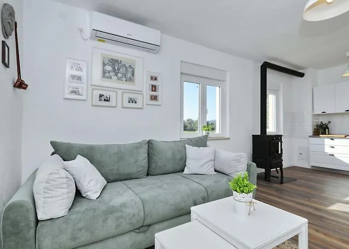 House Aurora Borealis Ervenik